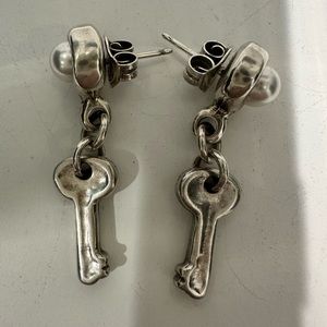 Uno de 50 Key Earrings